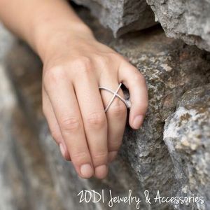 CRISS CROSS 'X' RING WITH SIGNITY CZS
